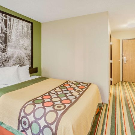 Super 8 by Wyndham Grayling Hotel Bagian luar foto