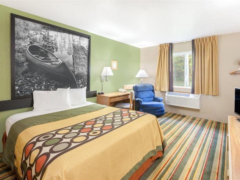 Super 8 by Wyndham Grayling Hotel Bagian luar foto
