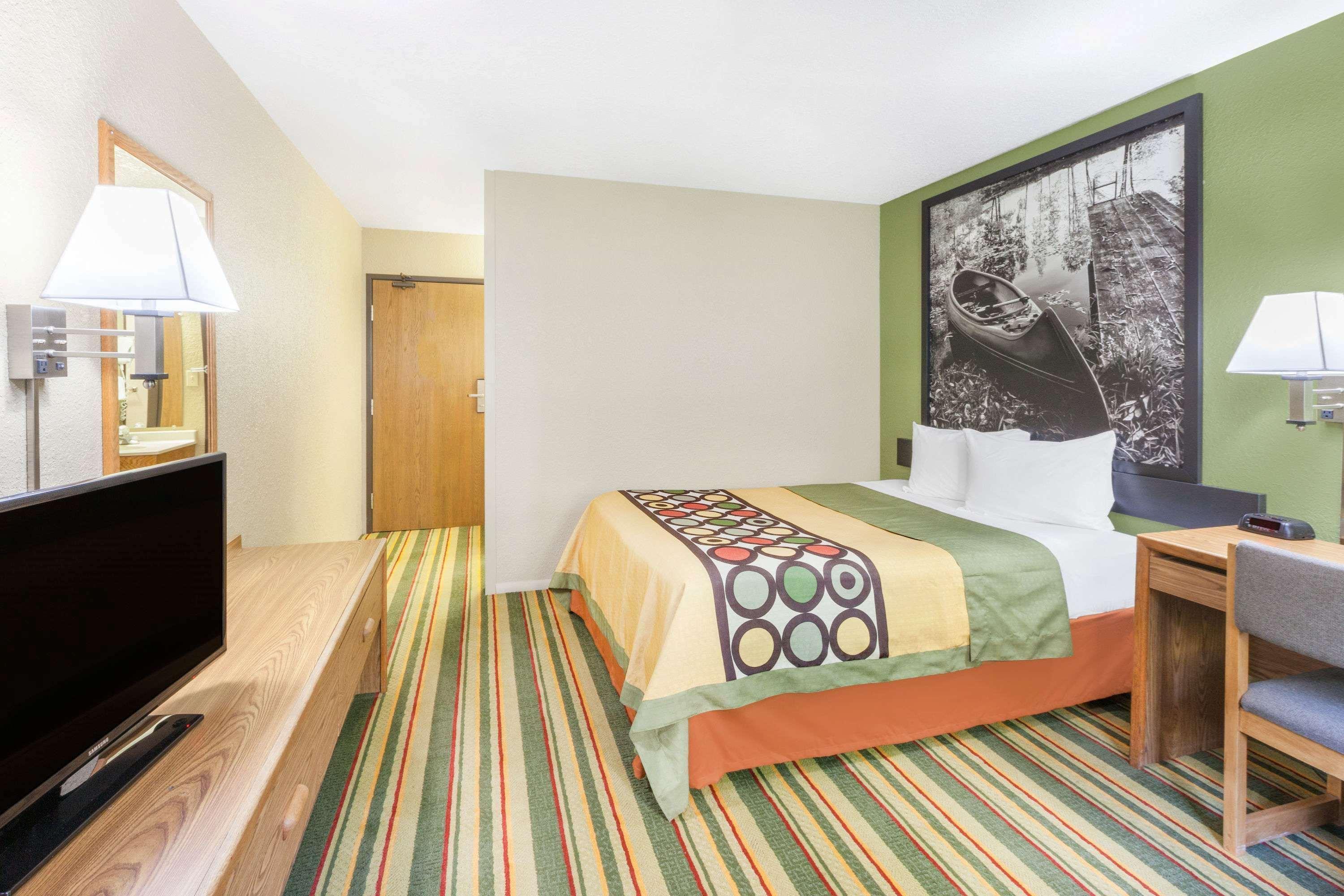 Super 8 by Wyndham Grayling Hotel Bagian luar foto