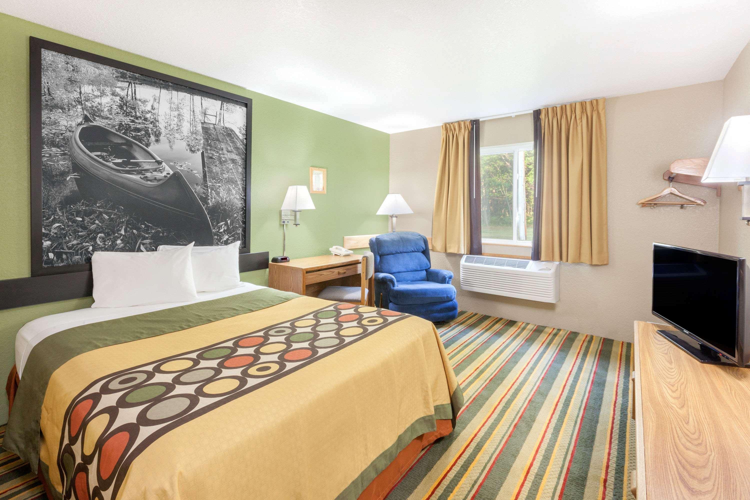 Super 8 by Wyndham Grayling Hotel Bagian luar foto