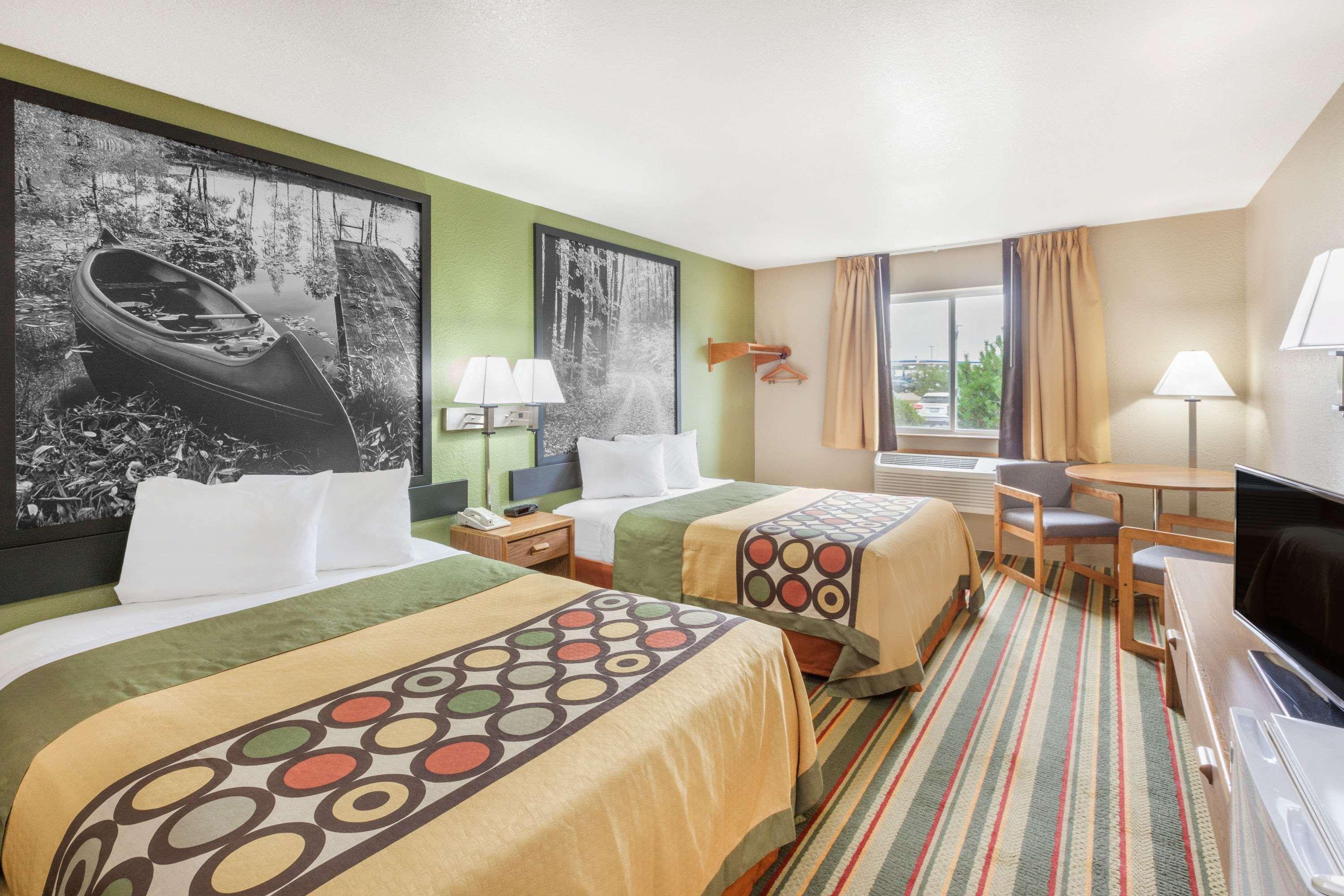 Super 8 by Wyndham Grayling Hotel Bagian luar foto