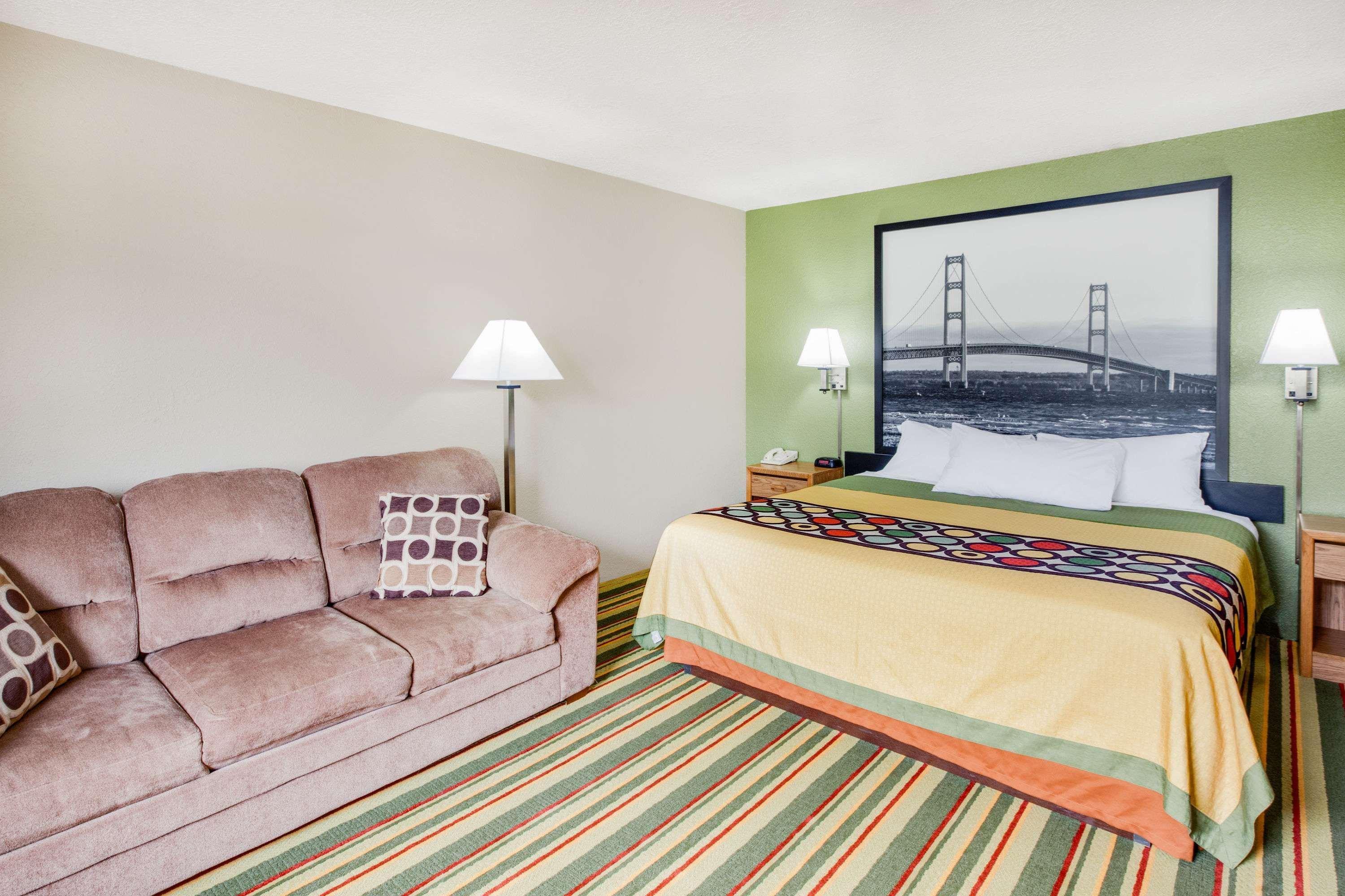 Super 8 by Wyndham Grayling Hotel Bagian luar foto