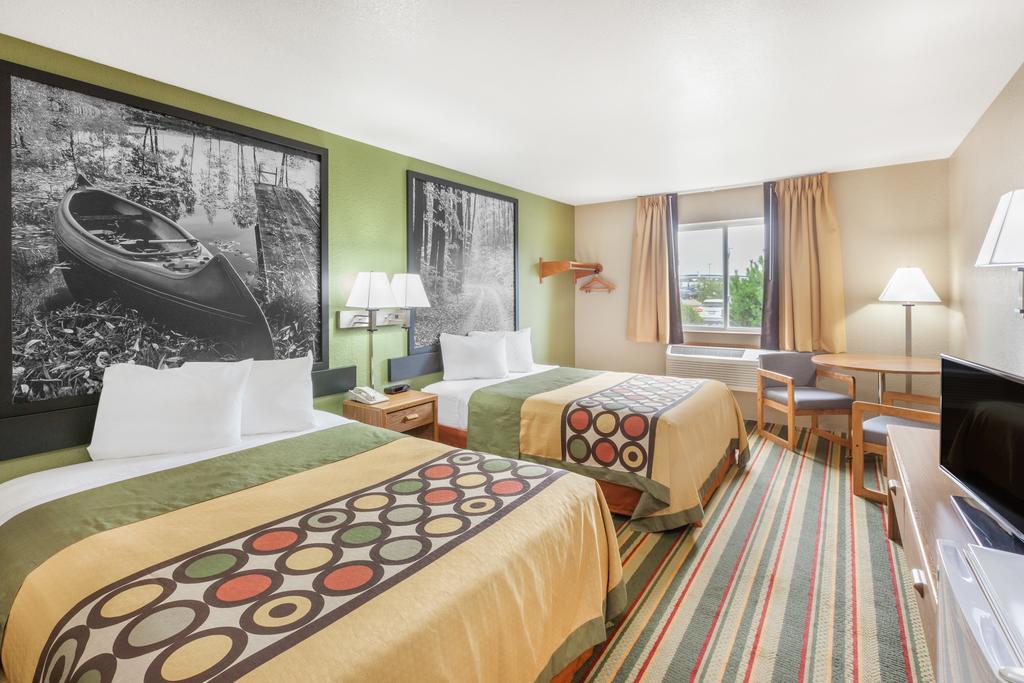 Super 8 by Wyndham Grayling Hotel Bagian luar foto